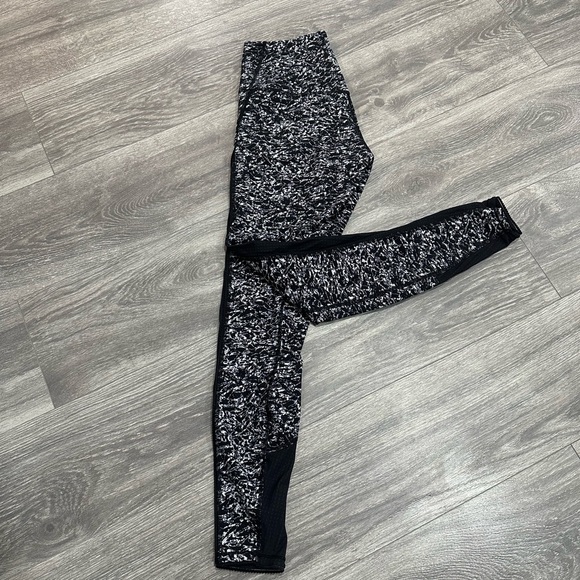 Lululemon Deep Breath Tight
Iced Wave White Black
Material: Full-On® Luon - Picture 2 of 9